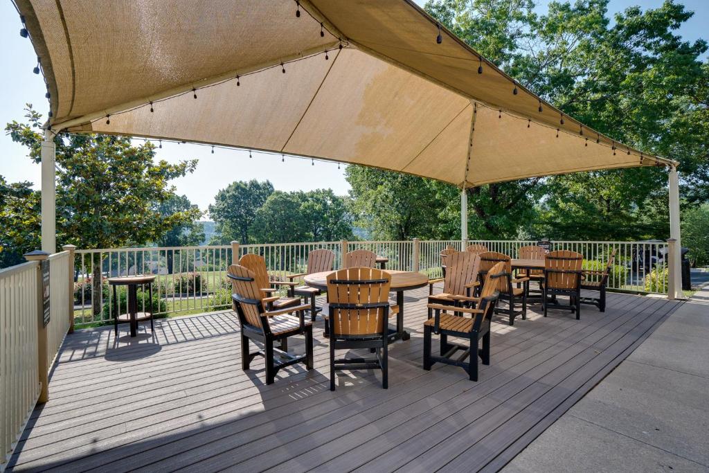 Gorgeous 3 Bed 3 Bath Pointe Royale Condo Branson MO photo 3