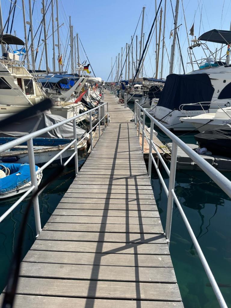 Boat in Puerto de Mogán photo 1