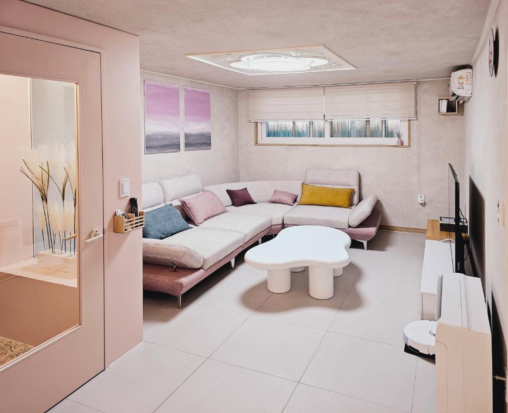 Close to Gangnam, COEX & Luxury Apartment near Lotte world photo 1