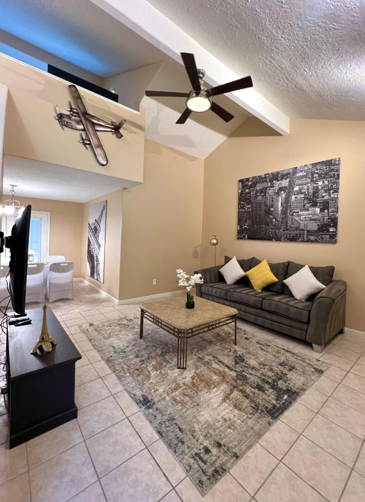 Centrally located Houston Retreat! Sleeps 8, 10 Min to Downtown, Free Parking image