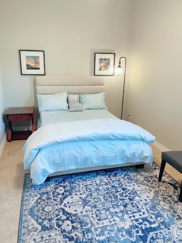 Large Luxury 4 Bed Guest House In King City photo 4