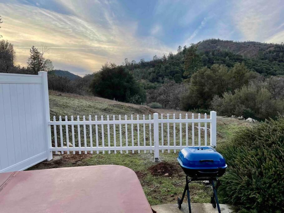 The Funky Chicken Hot Tub BBQ SLEEPS 4 photo 1