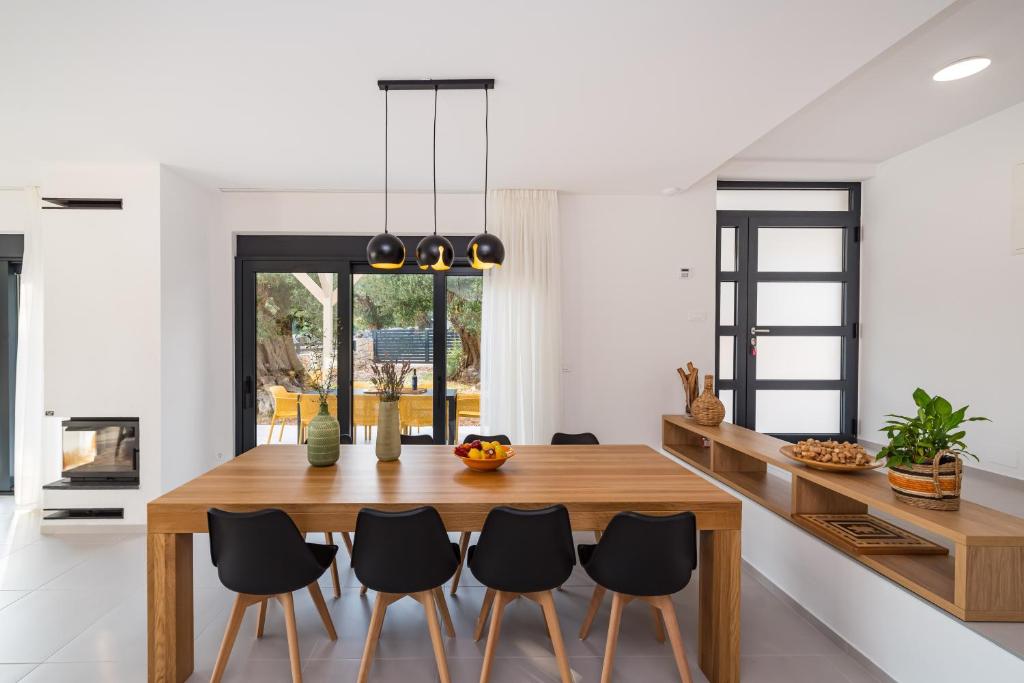 BRAND NEW Luxury Villa Lun, 5-stars, 4 double bedrooms, pool photo 3