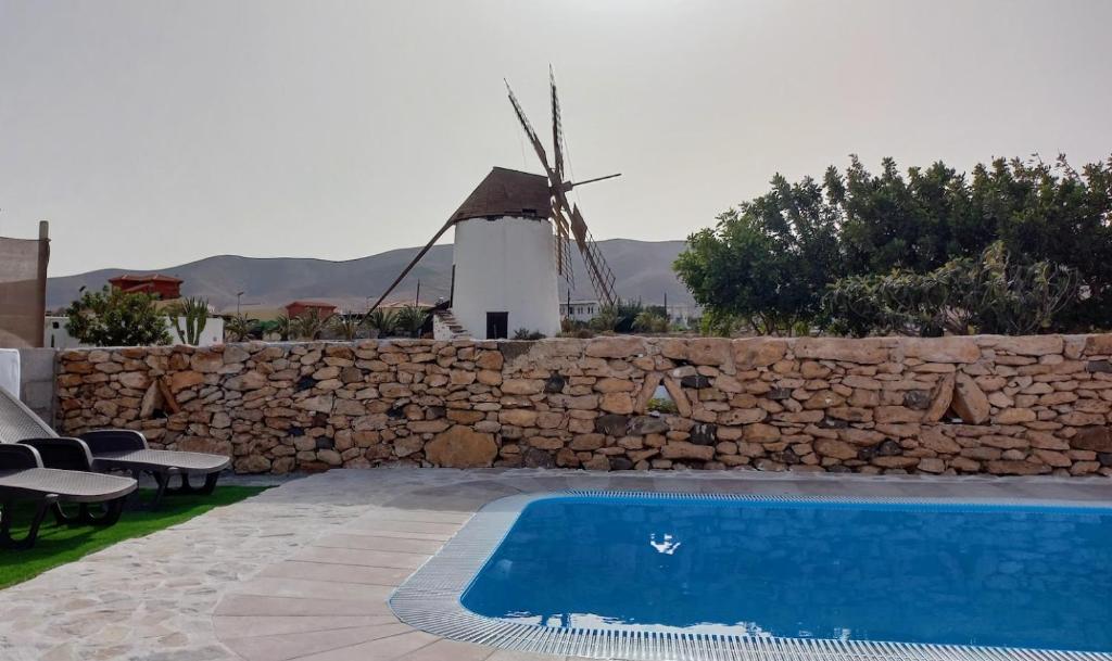 Encantadora casita con molino y piscina photo 1