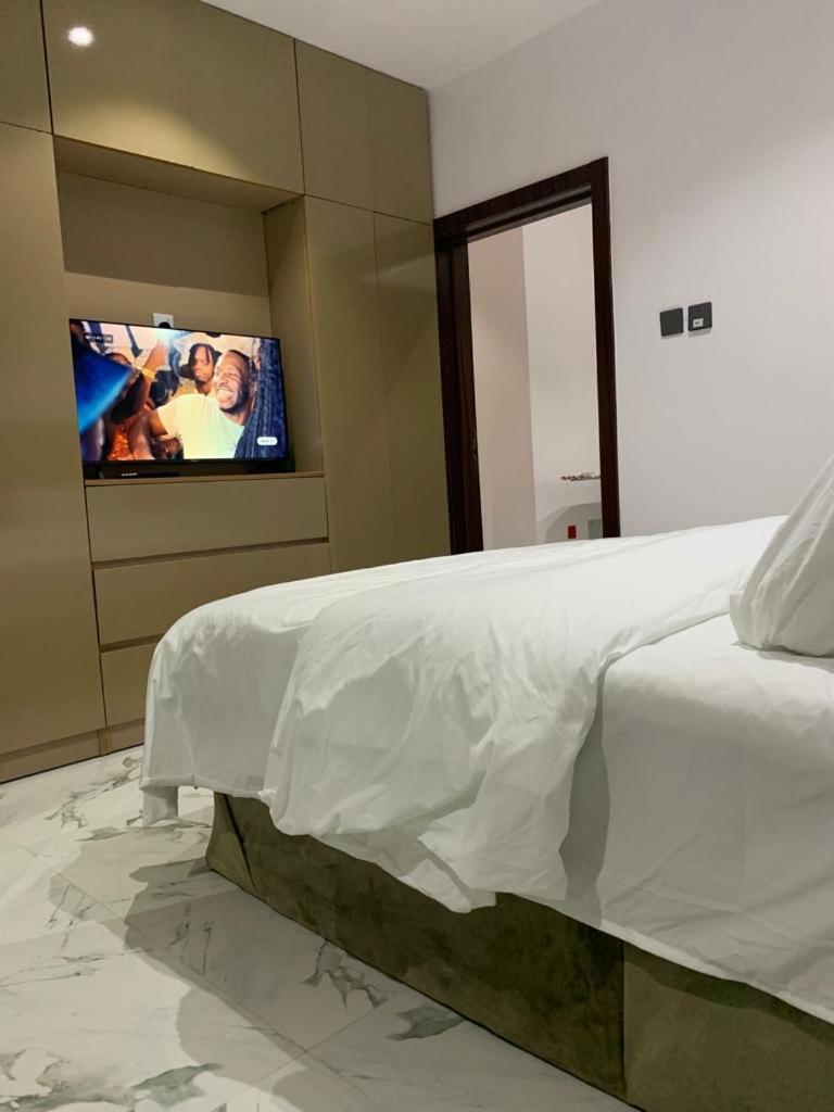 Excellent 2 bed apartment in Lekki Phase1 With SuperFast Wi-fi & 247 Power photo 2