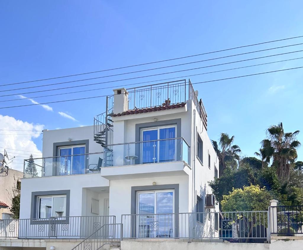 Amazing villa in Chloraka Paradise C1