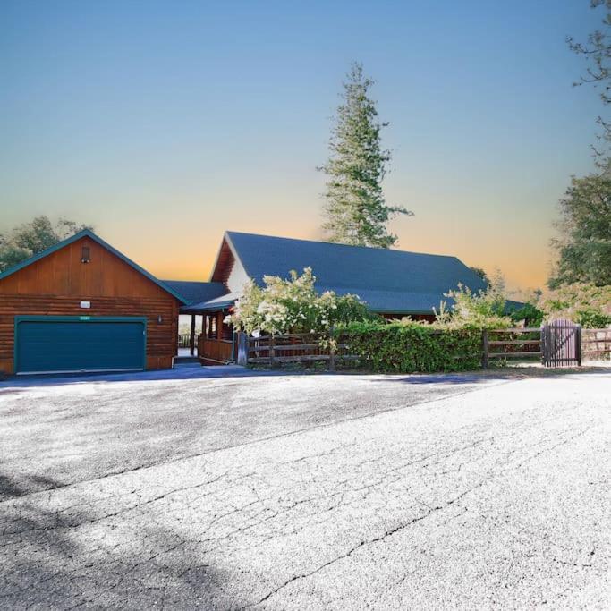 Yosemite Villa a Secluded Log Cabin Retreat with Mtn Views