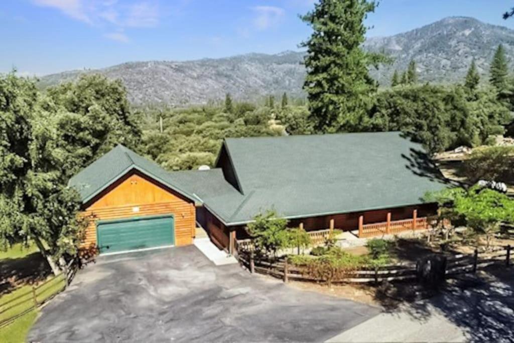 Yosemite Villa a Secluded Log Cabin Retreat with Mtn Views photo 2