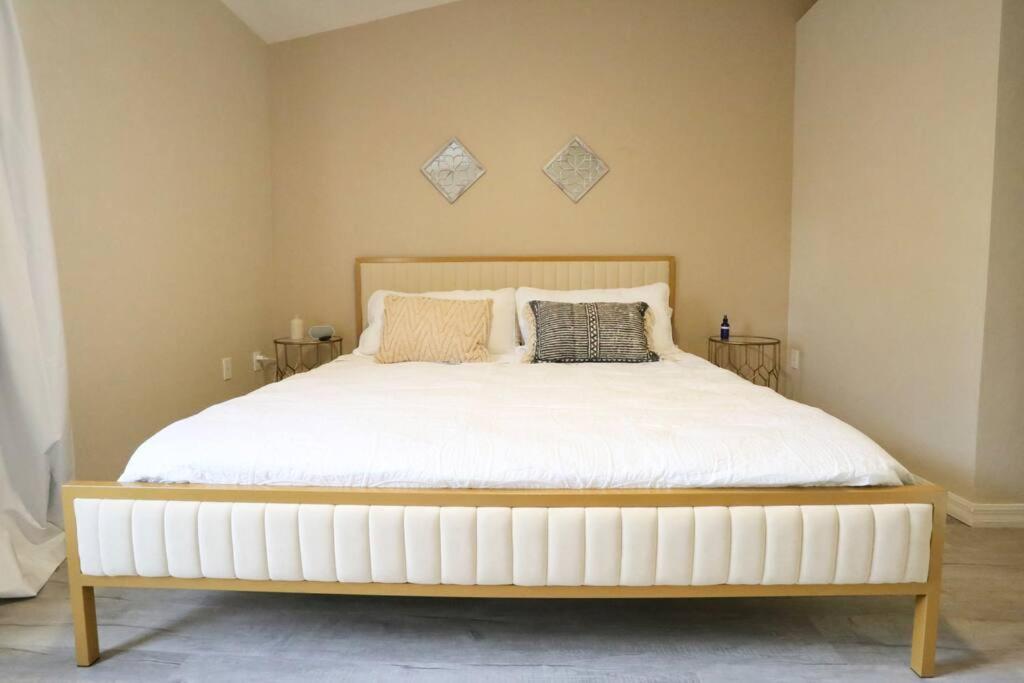 Stylish Sanctuary King Beds Upscale Condo photo 3