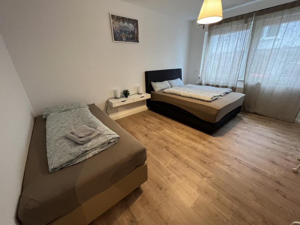 City Apartment - 8 Bedrooms - 14 Beds - Fast WiFi - Kitchen photo 1