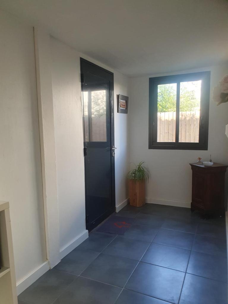 Appartement au rez-de-chaussée d'une maison photo 2