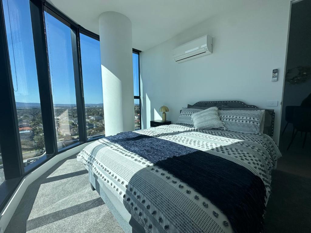 Top Floor Mountain View Luxury Rental Unit in SkyGarden Glen photo 1