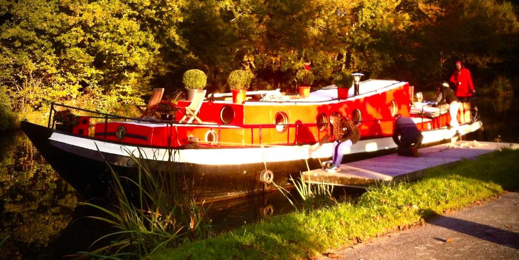 Très jolie péniche à louer photo 1
