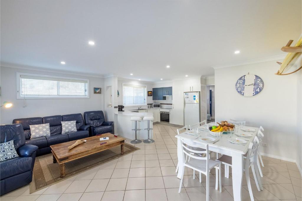 Relax at Pacific 1 private duplex with enclosed yard photo 4