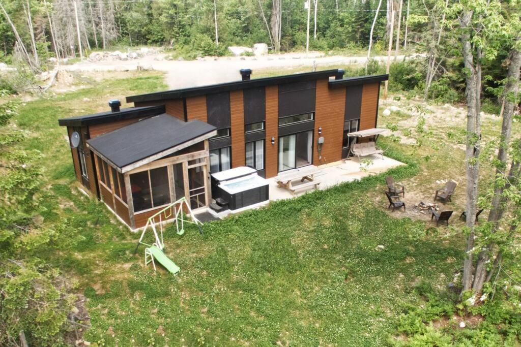 Chalet L'Écureuil (waterfront, modern, spa, BBQ) photo 4