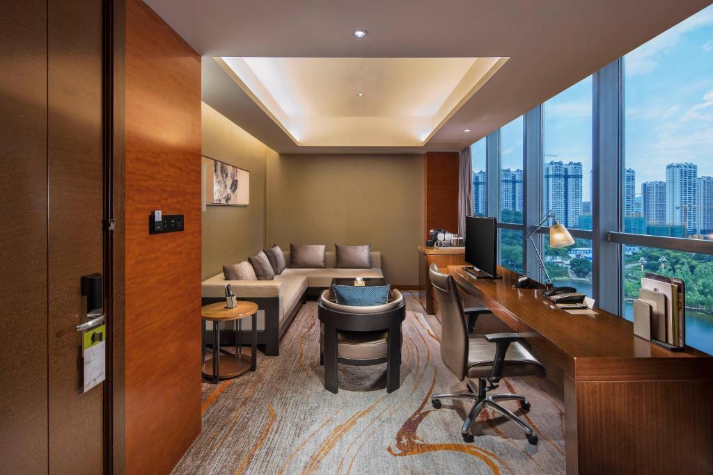 DoubleTree by Hilton Hotel Guangzhou - Science City Room Type - Corner Suite with Lounge Access DoubleTree by Hilton Hotel Guangzhou - Science City Room Type - Corner Suite with Lounge Access