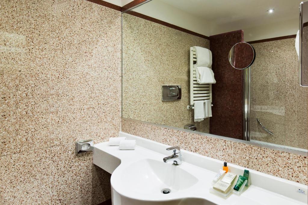 Hilton Garden Inn Rome Claridge Room Type - Queen Room
