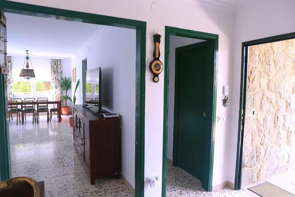 Newly furnished cozy house next to the beach photo 4