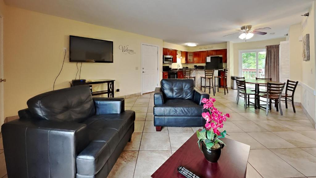 Put-in-Bay Poolview Condo #7 photo 2