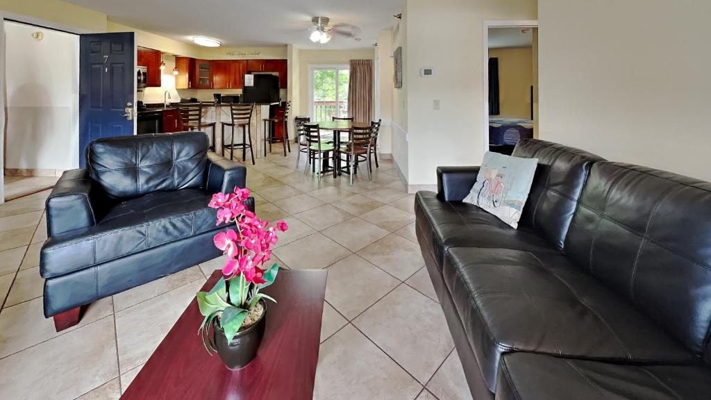 Put-in-Bay Poolview Condo #7 photo 4