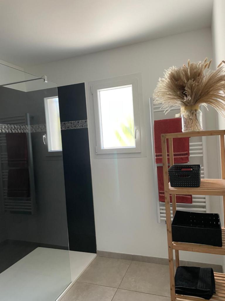 Chambre avec salle de bain privée dans villa photo 1