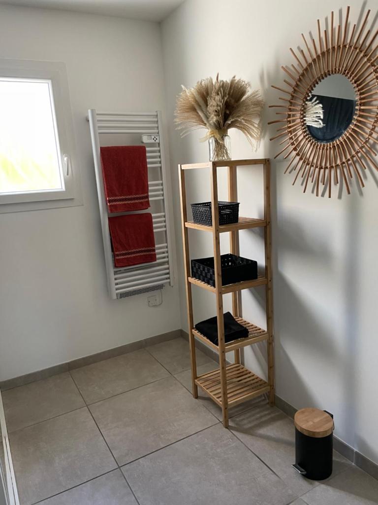 Chambre avec salle de bain privée dans villa photo 3