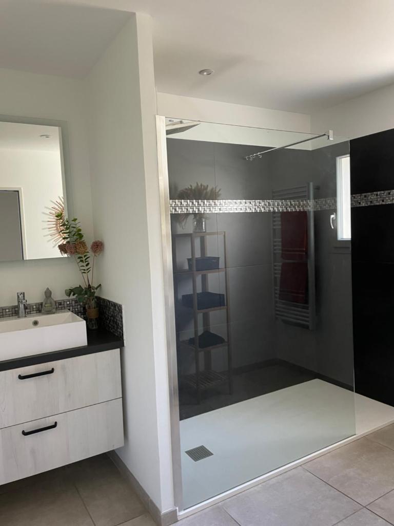 Chambre avec salle de bain privée dans villa photo 4