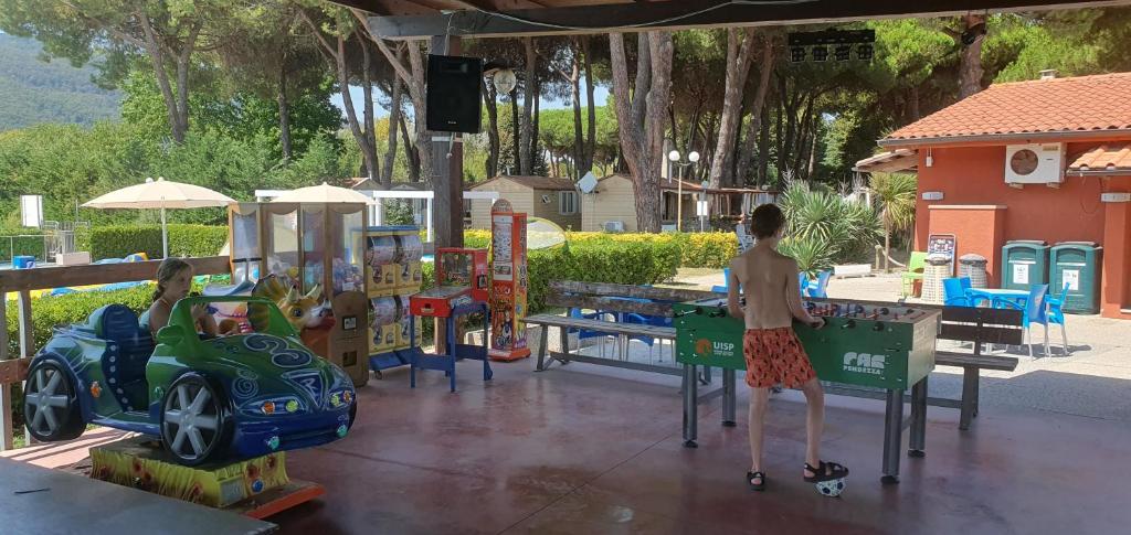 Luxe Mobilehome with dishwasher and airconditioning included fits 4 adults and 1 child, Ameglia, Ligurie, Cinqueterre, North Italy, Beach, Pool, Glamping photo 2