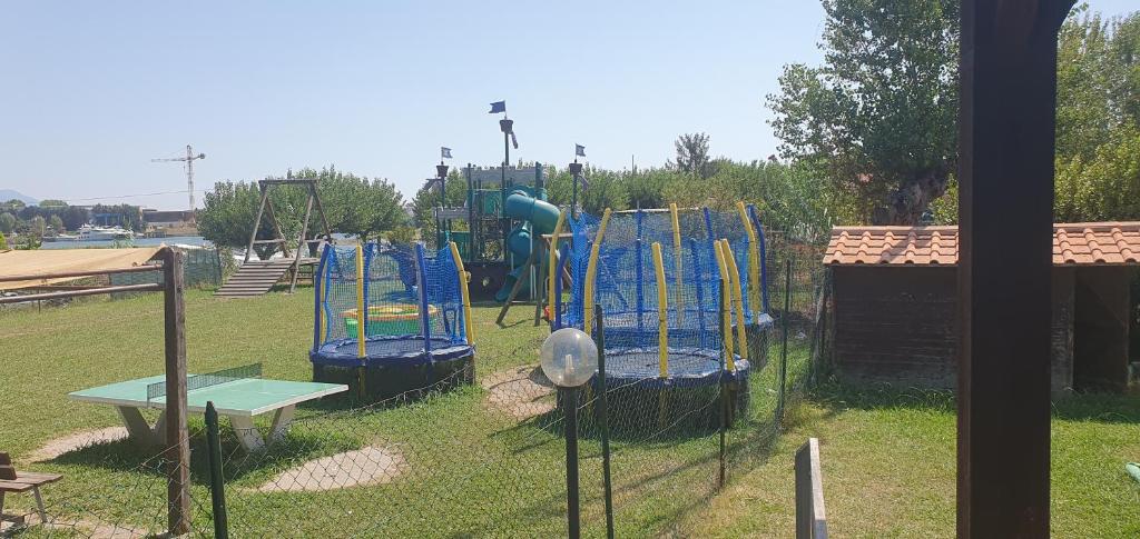 Luxe Mobilehome with dishwasher and airconditioning included fits 4 adults and 1 child, Ameglia, Ligurie, Cinqueterre, North Italy, Beach, Pool, Glamping photo 1
