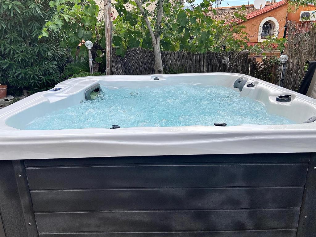 Grand et joli studio tout équipé avec jardin et Jacuzzi photo 2