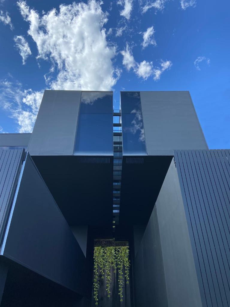 the black line house photo 1