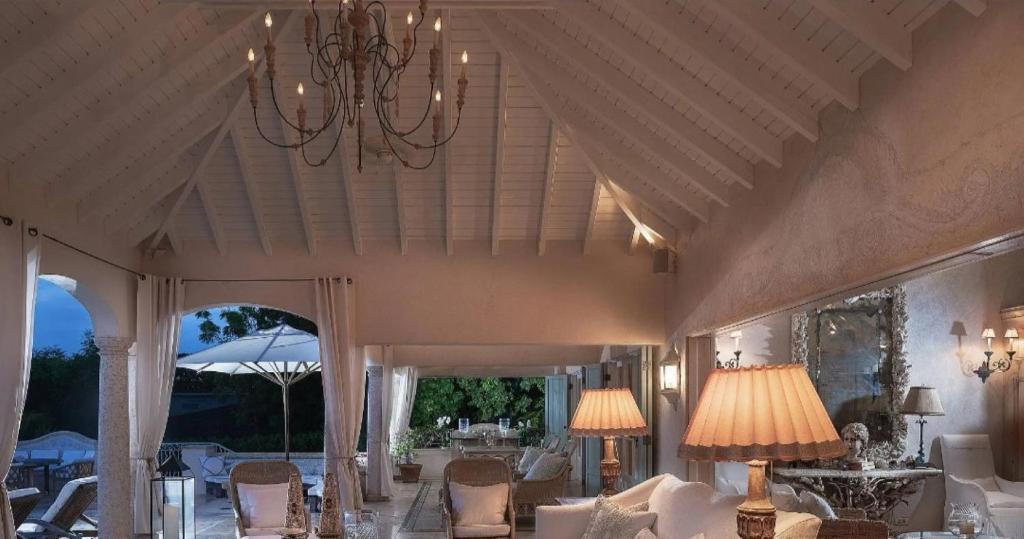 Breathtaking 6 BR Villa with Infinity Pool photo 4