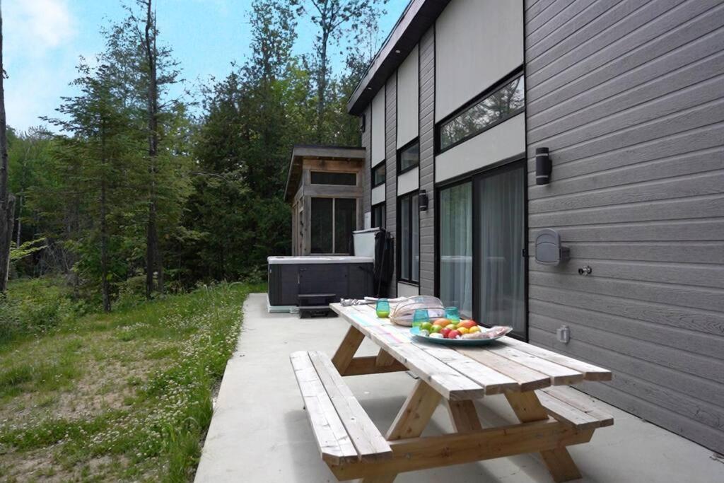 Chalet L'Hérisson (Modern, Spa, BBQ, waterfront) photo 2
