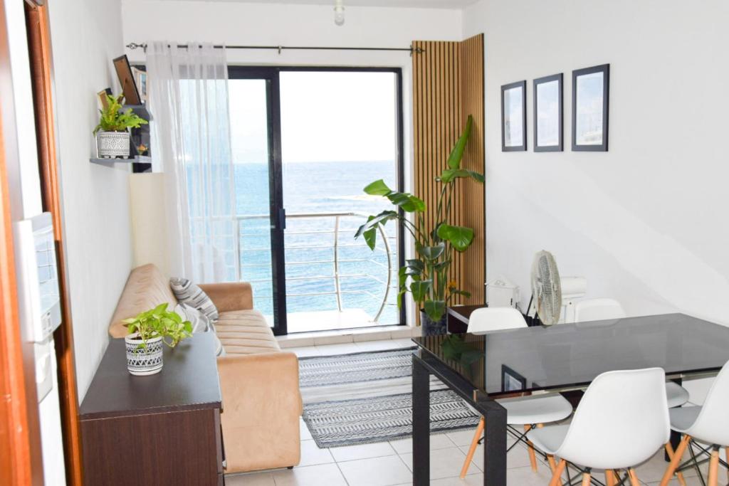 F8 1 Seaview room, Living and bathroom shared , StJulians