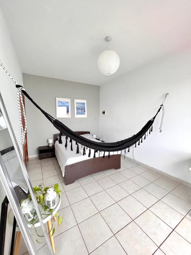 F8 1 Seaview room, Living and bathroom shared , StJulians photo 3
