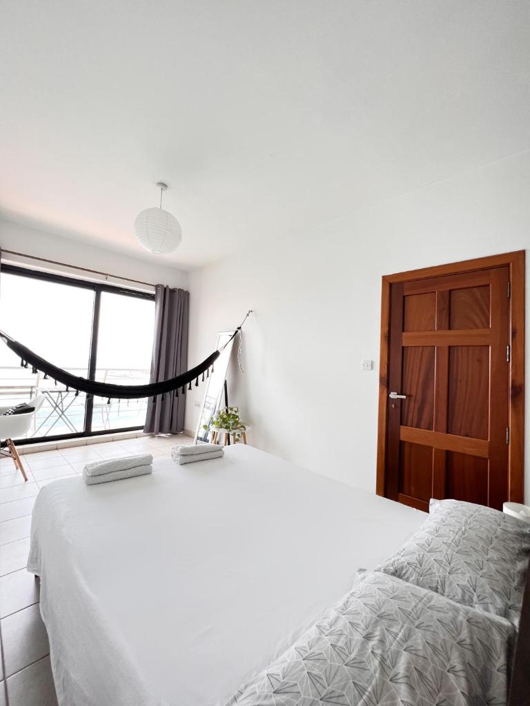 F8 1 Seaview room, Living and bathroom shared , StJulians photo 1