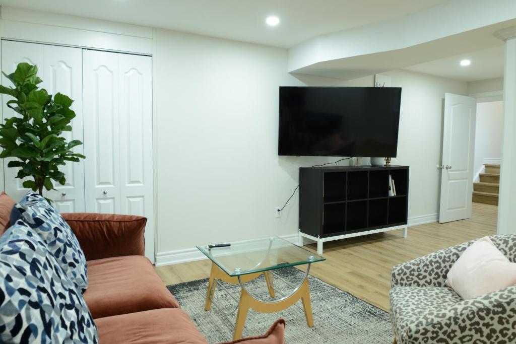 Spacious 2-Bed-Room near Yonge & Major Mackenzie photo 3