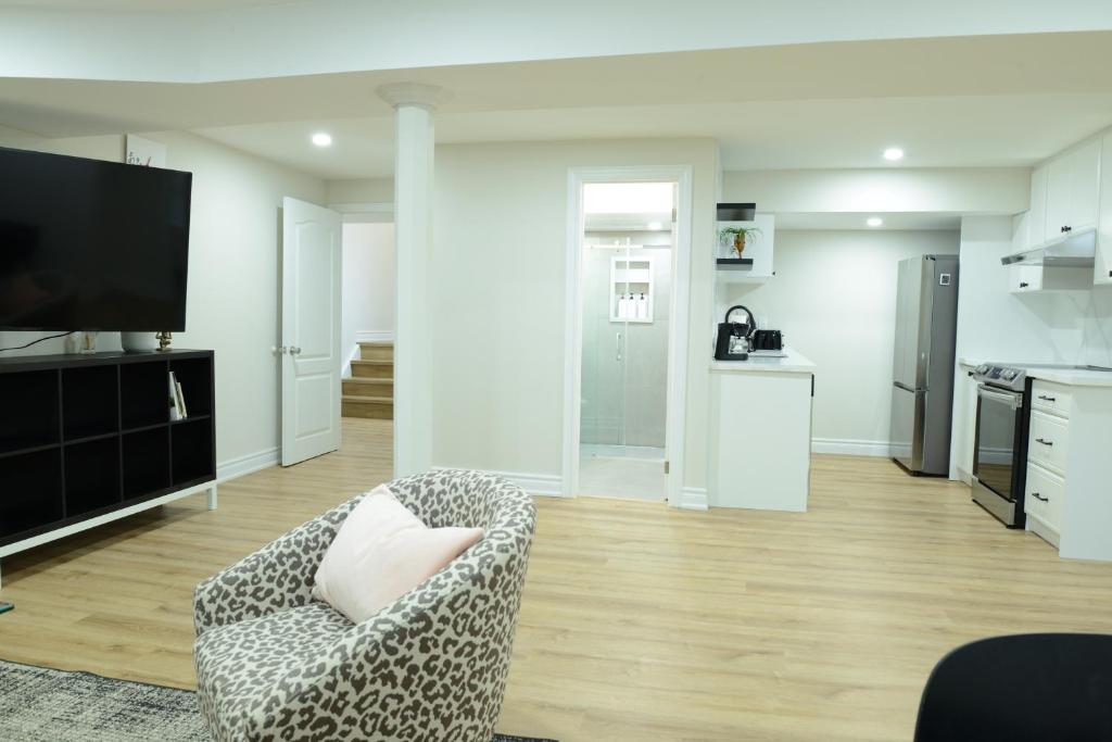 Spacious 2-Bed-Room near Yonge & Major Mackenzie photo 4