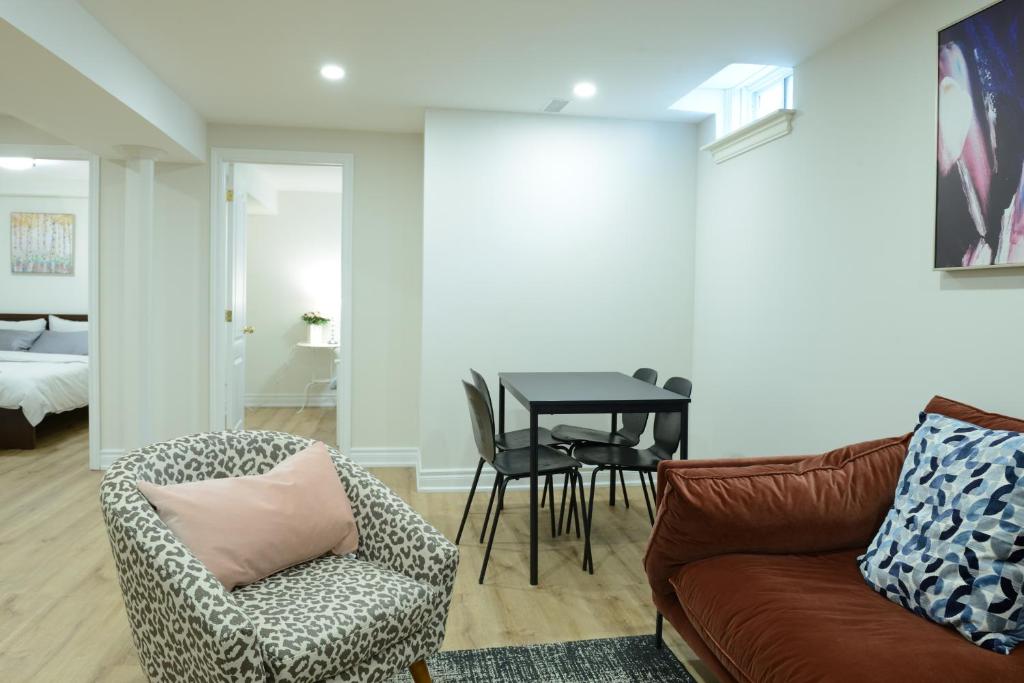 Spacious 2-Bed-Room near Yonge & Major Mackenzie photo 2