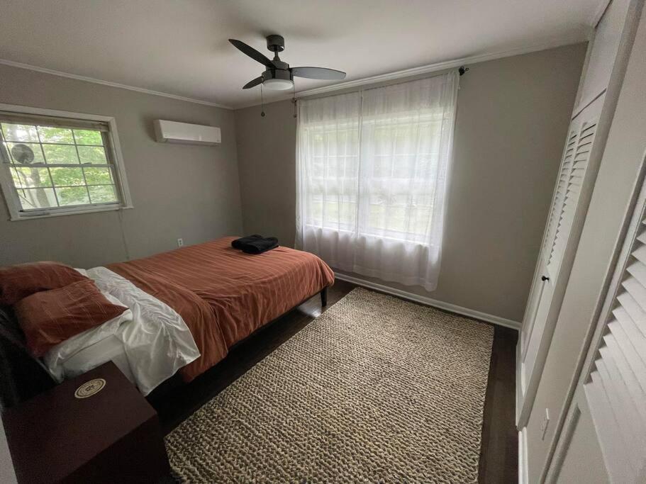 Cute ranch house, less than 1 mile to downtown and skidmore. 2 miles to the track and SPAC photo 2