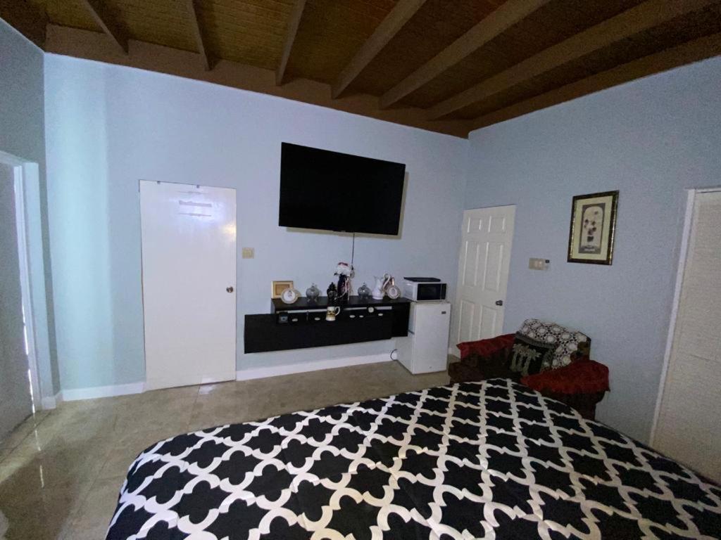 Portmore - Cheerful Private Bedroom with Fan only or AC - Choose your room photo 3