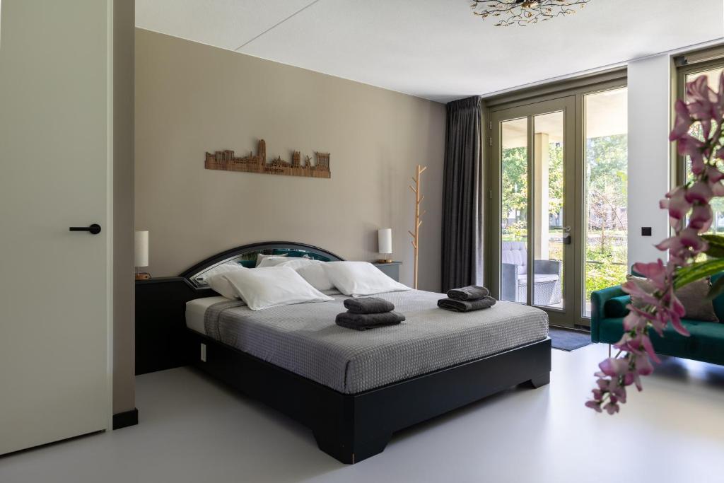 Luxury room with king size bed photo 4