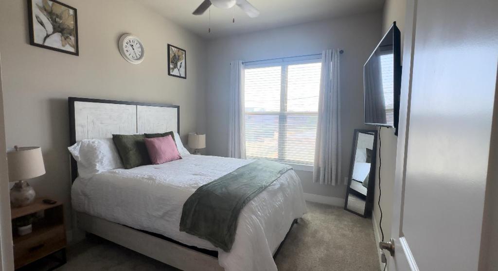 SAVINGS ON WKLY & MTHLY STAYS! N Heart Of Dallas! photo 3
