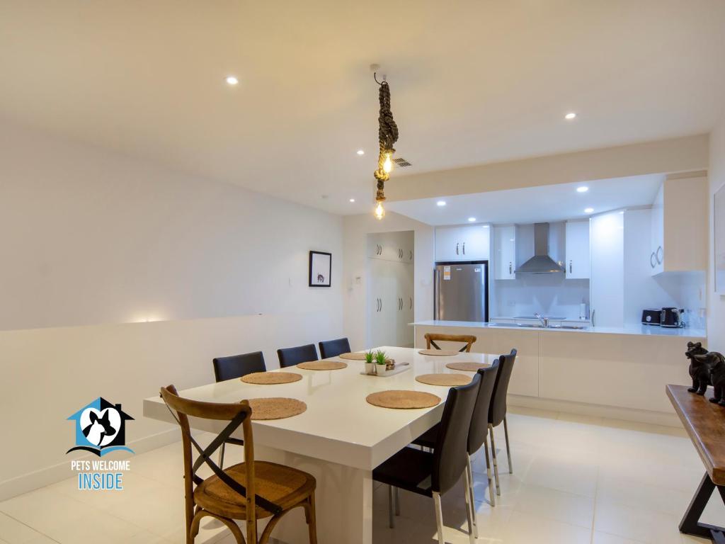 Spectacular Esplanade 4BR Contemporary with Views photo 3
