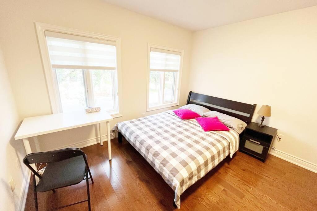 New and Cozy House 5min to Yonge and Finch photo 1