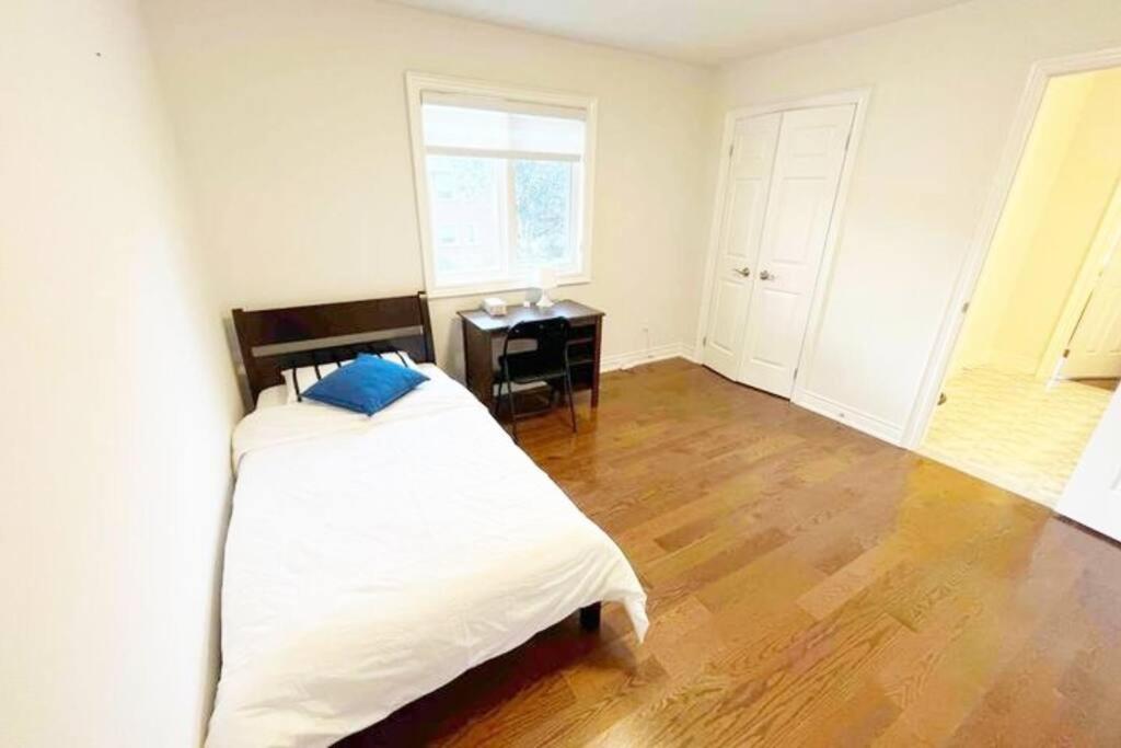 New and Cozy House 5min to Yonge and Finch photo 3