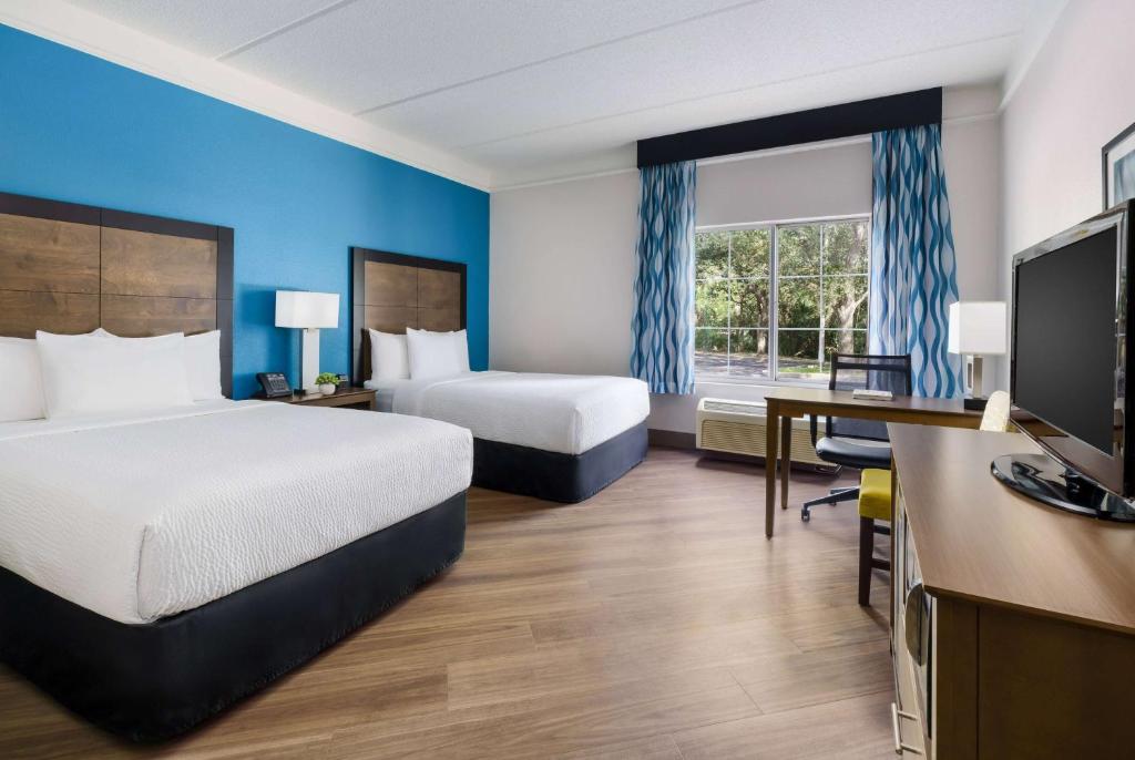 La Quinta Inn & Suites by Wyndham Tampa Brandon Regency Park image