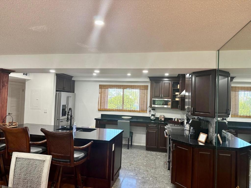 Beautifully Renovated Summer of 2020 Come and enjoy this lovely unit photo 4