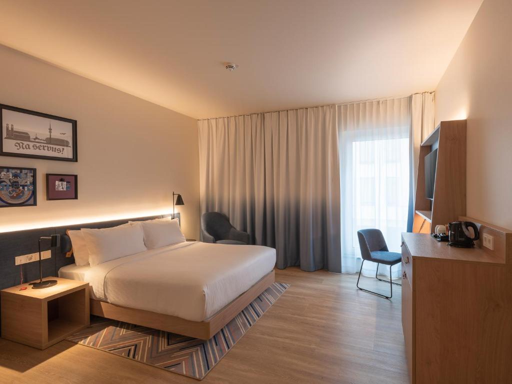 Hampton by Hilton Munich City North - Tap to explore photos