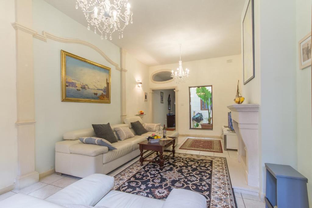 Well Located Cozy House & Courtyard Kalka - Happy Rentals photo 3